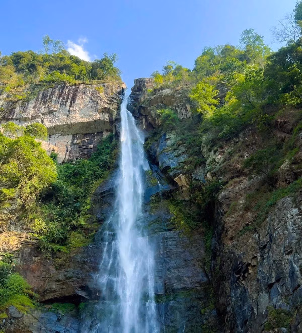 Trong đó, Viettrekking tổ chức tour ghép đoàn xuất phát từ Hà Nội, khởi hành định kỳ vào cuối tuần, với chi phí khoảng 2,5–3 triệu đồng/người. Tour bao gồm xe đưa đón, porter gùi đồ và bữa ăn dã ngoại bên thác. Motorvina Adventure – đơn vị chuyên tour Tây Bắc – cũng có các gói trekking kết hợp trải nghiệm văn hóa người Mông ở Trạm Tấu, giới hạn nhóm nhỏ dưới 10 khách để đảm bảo sự riêng tư và chất lượng hành trình, với giá từ 3,2 triệu đồng/người. Ảnh Giang Lang Thang