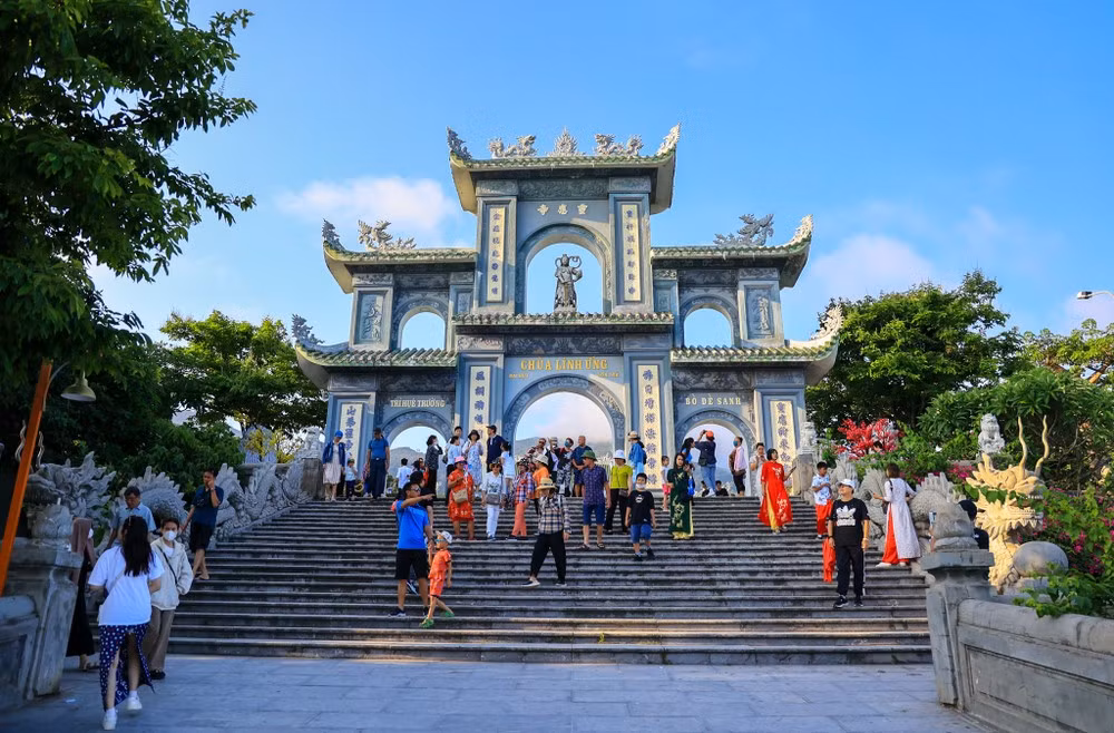 Ở miền Trung, Chùa Linh Ứng (Đà Nẵng) là điểm du xuân mang sắc thái riêng. Tọa lạc trên bán đảo Sơn Trà, hướng ra biển Đông, ngôi chùa nổi bật với tượng Phật Quan Âm cao nhất Việt Nam, được xem là biểu tượng che chở và bình an. Ảnh MIA