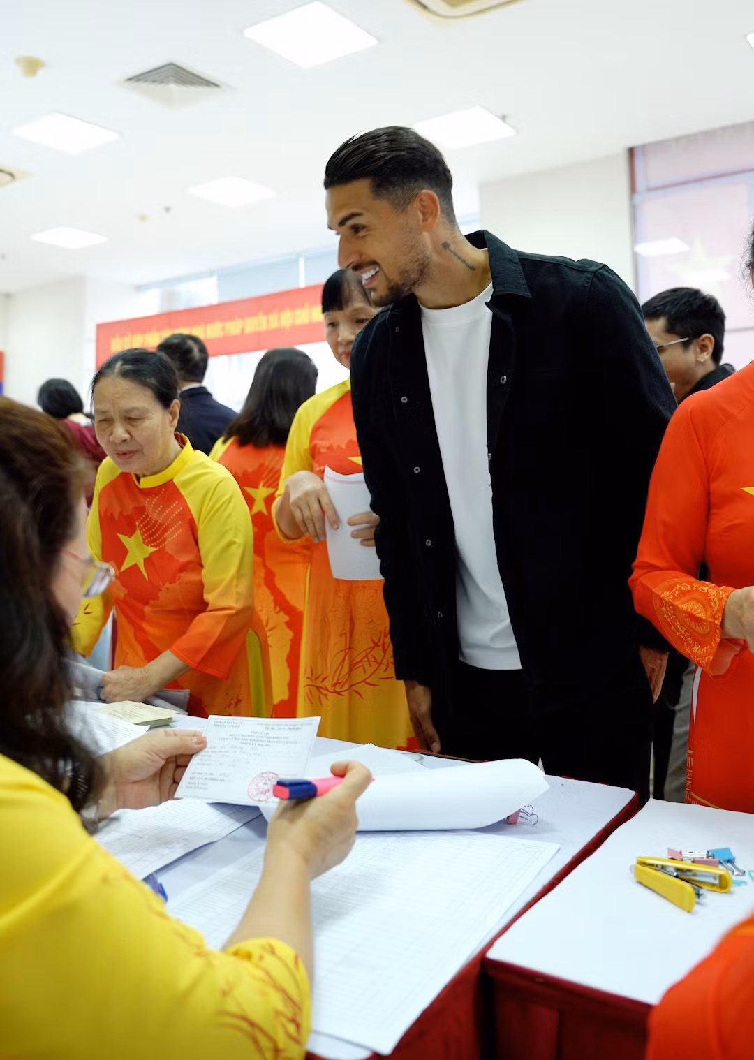 Cũng trong sáng 15/3, tiền vệ Đỗ Hoàng Hên có mặt từ sớm tại điểm bầu cử ở phường Từ Liêm (Hà Nội) để tham gia bầu đại biểu Quốc hội khóa XVI và đại biểu Hội đồng nhân dân các cấp nhiệm kỳ 2026 – 2031. Sự xuất hiện của cầu thủ đang khoác áo CLB Hà Nội nhận được sự quan tâm của nhiều cử tri tại khu vực bỏ phiếu. Ảnh Báo Vietnmanet