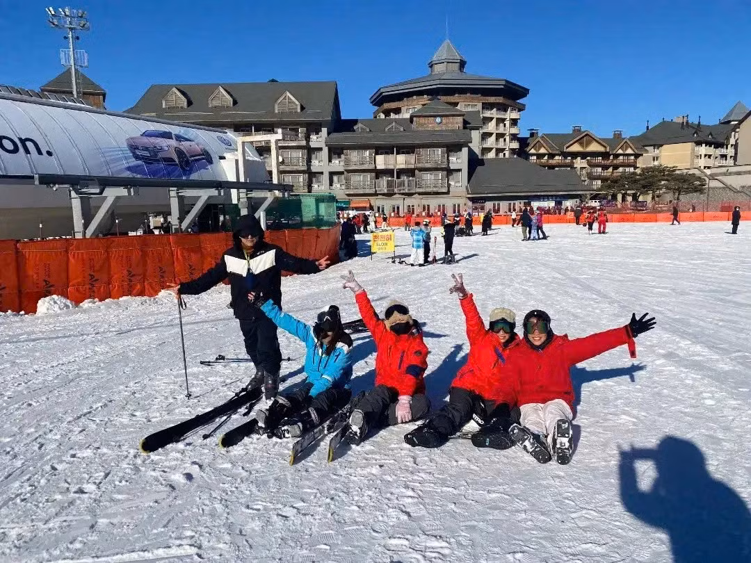 Alpensia Resort lại mang đến trải nghiệm kết hợp giữa thể thao và nghỉ dưỡng. Du khách có thể vừa trượt tuyết trên những sườn núi phủ tuyết trắng vừa ngắm nhìn cảnh quan hùng vĩ, sau đó thư giãn tại spa hoặc trải nghiệm sân golf ngay trong khu resort. Ảnh Traveloka