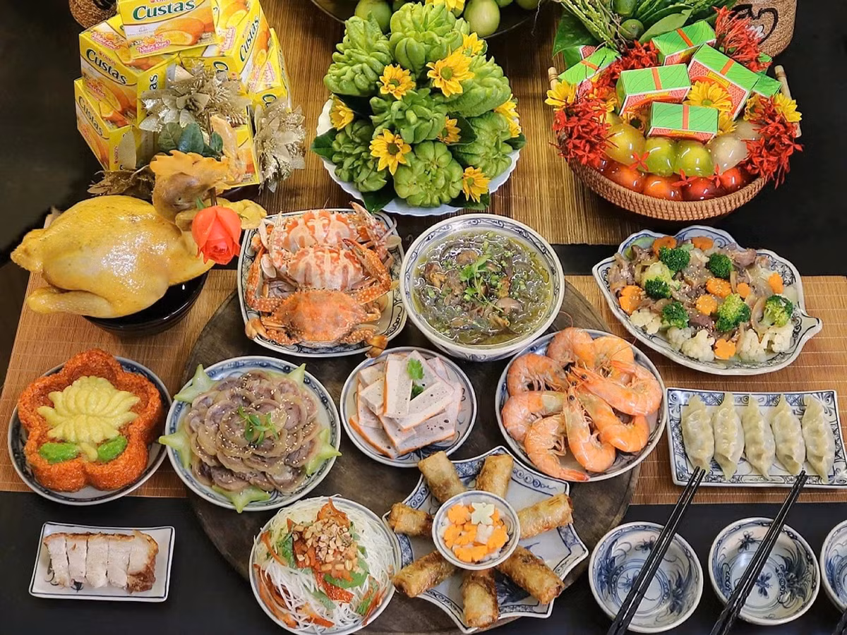 Mâm cỗ được chuẩn bị khá cầu kỳ với nhiều món hải sản và món nguội. Trên mâm có cua hấp, tôm hấp, nem rán, chả lụa, thịt luộc, canh thập cẩm, rau củ xào và nộm. Ảnh Internet