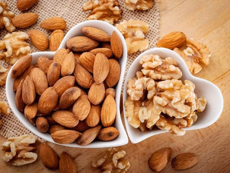 Với người lớn tuổi thường xuyên mệt mỏi hoặc tê buốt tay chân, một nắm hạt mỗi ngày hoạt động như việc “tra dầu” cho cơ thể, giúp duy trì năng lượng ổn định và hỗ trợ hoạt động thần kinh. Ảnh minh họa