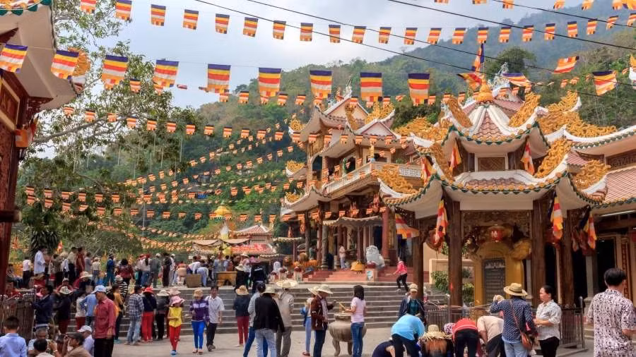 Vài năm gần đây, những thảm hoa rực rỡ bung nở vào mùa xuân đã góp phần tạo nên diện mạo mới, giúp nơi đây trở thành điểm du xuân vừa linh thiêng vừa giàu sức hút. Ảnh MIA