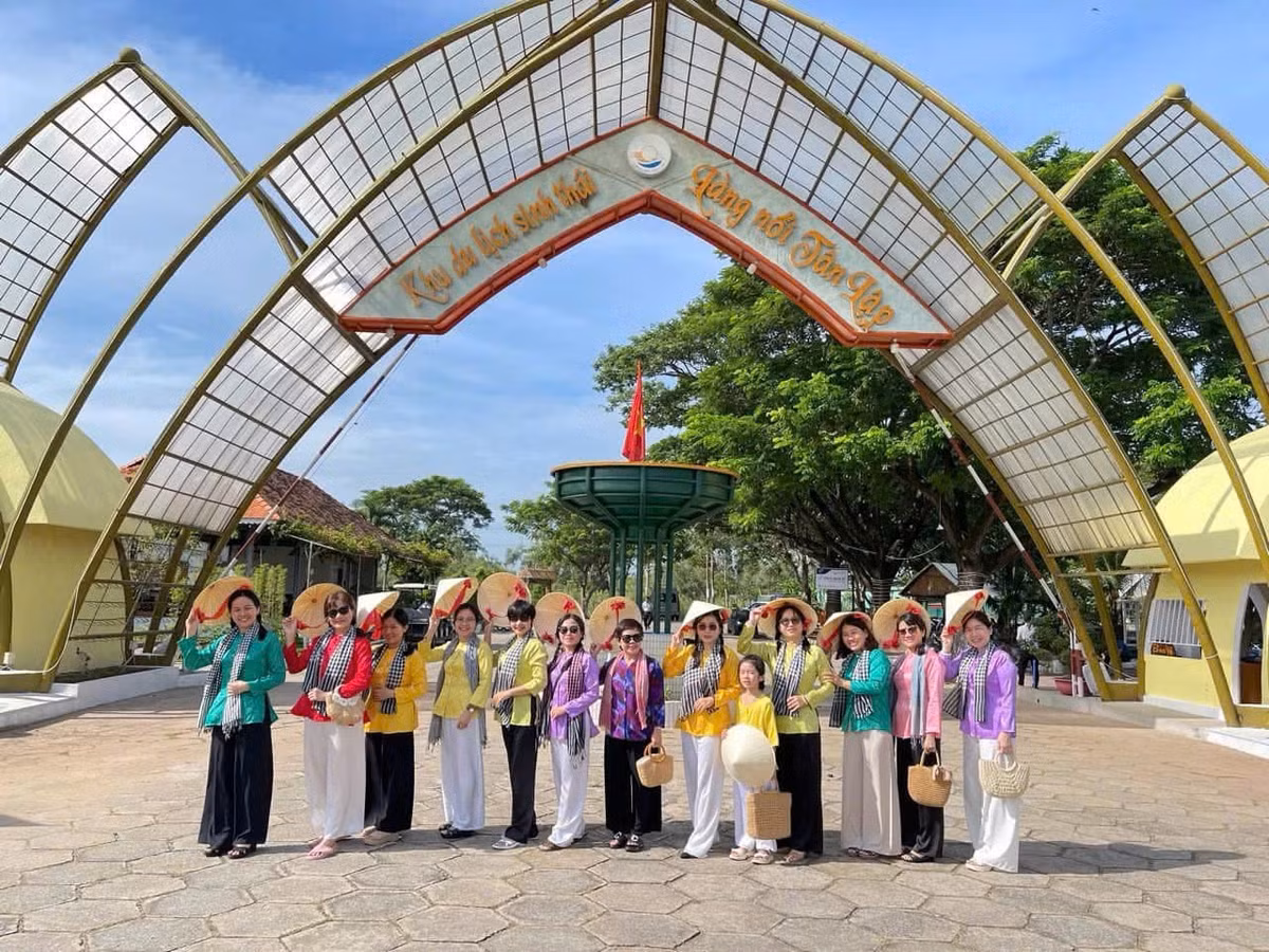 Cách TP HCM khoảng 100 km, làng nổi Tân Lập là điểm dừng chân lý tưởng cho những ai muốn tìm về không gian xanh mát, tạm rời xa nhịp sống ồn ào trong kỳ nghỉ Tết Nguyên đán. Ảnh TourPro