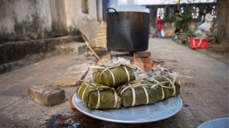 Để bánh chưng giữ được lâu, nên để bánh thật khô rồi bảo quản trong ngăn mát tủ lạnh, dùng trong thời gian hợp lý. Trước khi ăn, cần kiểm tra kỹ mùi, màu và bề mặt bánh. Hút chân không cũng là giải pháp hiệu quả giúp hạn chế vi khuẩn, kéo dài độ tươi ngon và đảm bảo an toàn trong những ngày Tết. Ảnh minh họa