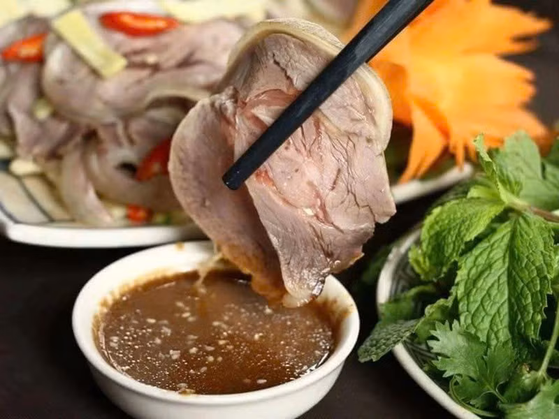 Về mặt dinh dưỡng, thịt dê là nguồn cung cấp protein chất lượng cao, giàu sắt, kẽm, kali và vitamin B12. Những vi chất này đóng vai trò quan trọng trong quá trình tạo máu, duy trì hệ thần kinh và giúp cơ thể luôn tràn đầy năng lượng. Đáng chú ý, thịt dê có hàm lượng natri thấp nhưng lại dồi dào khoáng chất thiết yếu, góp phần ổn định huyết áp và hỗ trợ chức năng tim mạch. Ảnh minh họa