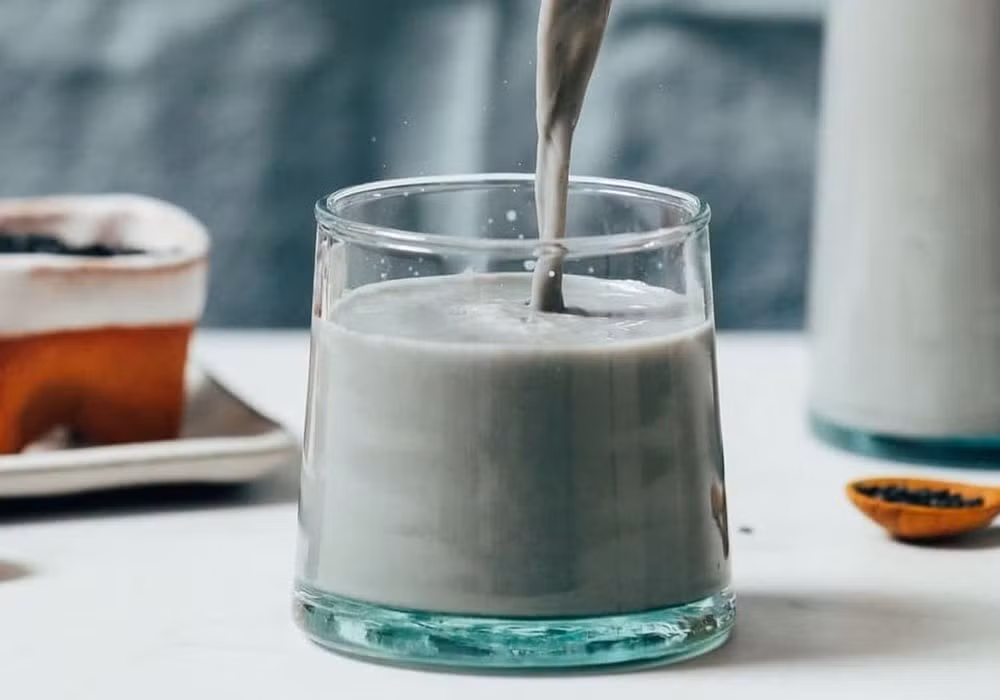 Khi da đầu được nuôi dưỡng tốt, các nang tóc có điều kiện phát triển khỏe mạnh hơn, từ đó hỗ trợ tóc mọc dày và giảm gãy rụng. Một số nghiên cứu dinh dưỡng cho thấy các axit béo không bão hòa có trong các loại hạt, bao gồm mè đen, có tác dụng giảm viêm và hỗ trợ sức khỏe làn da, trong đó có da đầu. Ảnh minh họa