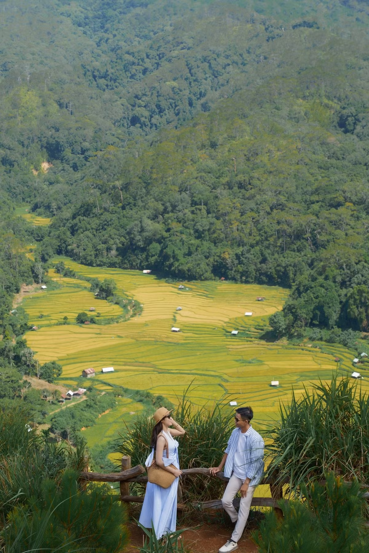 Nếu yêu thích vận động, du khách có thể thử trekking lên đỉnh Ngọc Lễ, nơi cho phép phóng tầm mắt chiêm ngưỡng toàn cảnh vùng đất hùng vĩ này từ trên cao. Ảnh Khánh Duy