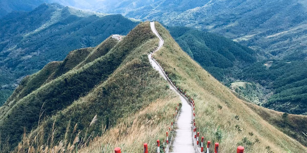 Từ độ cao hơn 1.300m, dáng hình đất nước hiện ra rõ nét, khiến du khách không khỏi xúc động và tự hào. Ảnh Nguyễn Cảnh Dũng