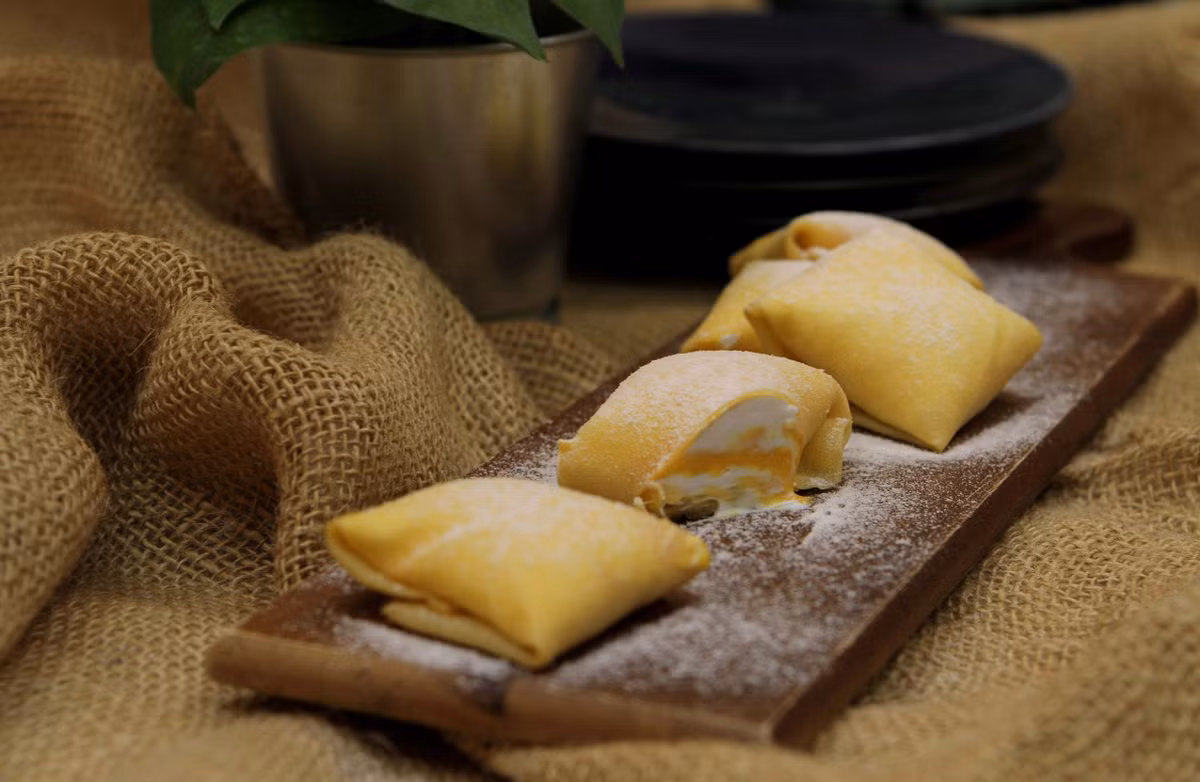 Với những bước thực hiện đơn giản và vài lưu ý nhỏ, bạn đã có thể tự tay làm những chiếc bánh crepe sầu riêng hấp dẫn ngay tại nhà. Mỗi miếng bánh mềm dẻo, béo ngậy và thơm nức hương sầu riêng sẽ khiến bất kỳ ai thưởng thức cũng phải mê mẩn, là món tráng miệng hoàn hảo để chiêu đãi người thân và bạn bè. Ảnh minh họa