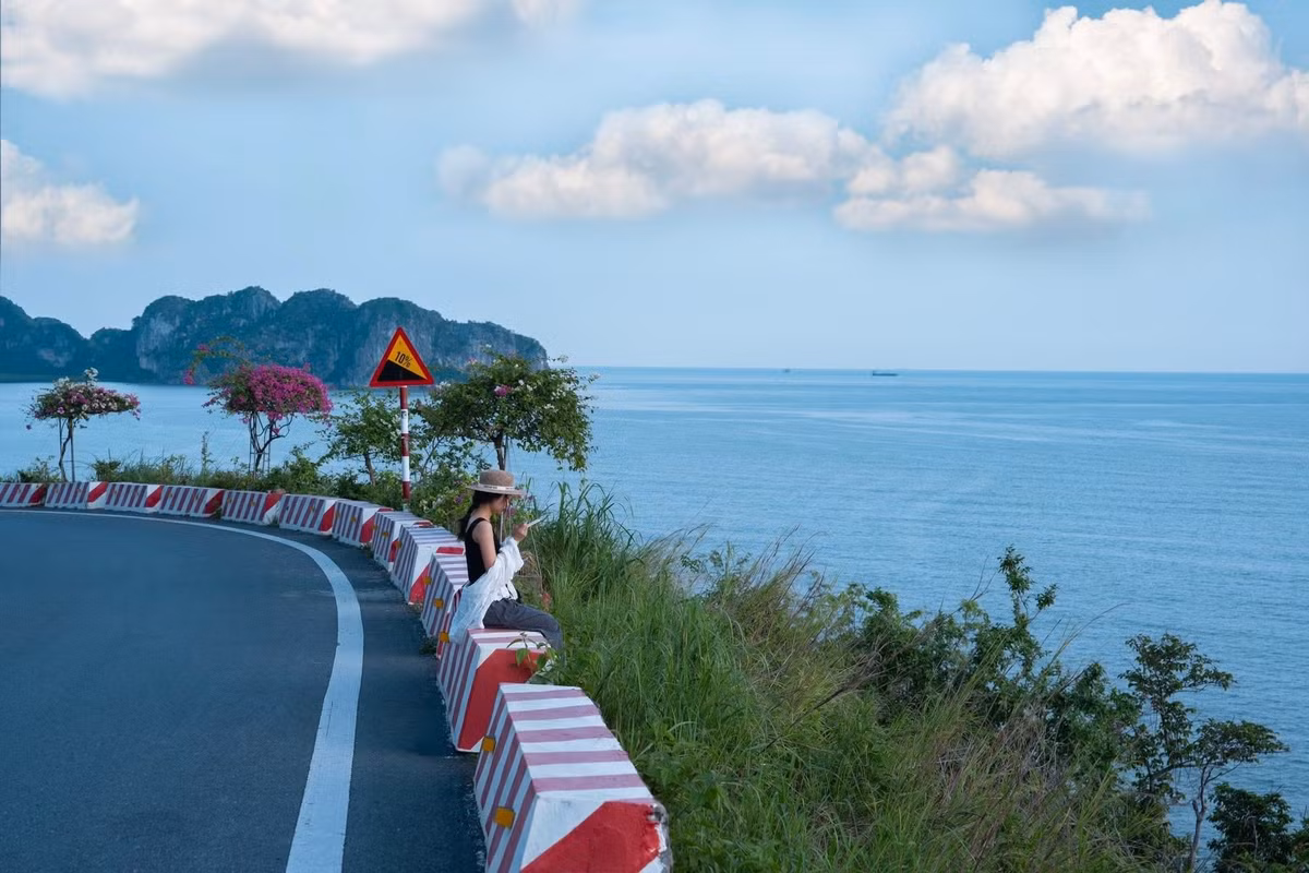 Nếu muốn có một trải nghiệm trọn gói, du khách có thể tham khảo một số tour uy tín như: Vietravel với tour Hà Nội – Cát Bà 3 ngày 2 đêm (giá từ 3.200.000 VNĐ/người), bao gồm xe đưa đón, khách sạn, tham quan cung đường ven biển và vịnh Lan Hạ; BestPrice Travel cung cấp gói Free &amp; Easy 2 ngày 1 đêm (giá từ 1.850.000 VNĐ/người) với dịch vụ xe khứ hồi, lưu trú và hỗ trợ điểm tham quan; hoặc chọn tour xe máy nửa ngày cùng hướng dẫn viên bản địa của CatBa Ventures (giá khoảng 500.000 VNĐ/người) để khám phá trọn vẹn vẻ đẹp hoang sơ của cung đường xuyên đảo. Ảnh Thanh Dat