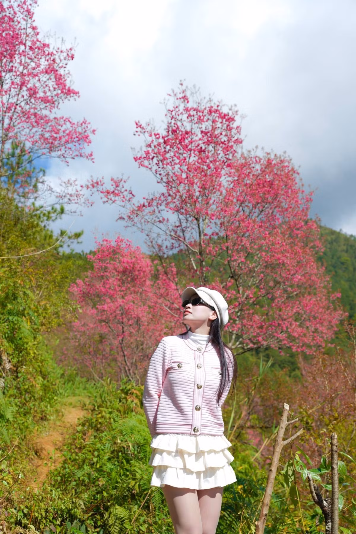 Không chỉ Mí Háng, mùa này, các Púng Luông, Lao Chải, … cũng được bao phủ bởi màu hoa tớ dày. Mỗi khu vực mang đến một nét đẹp riêng: có nơi hoa chen giữa những mái nhà trình tường phủ rêu; có nơi hoa trải dài trên các triền ruộng bậc thang nghỉ vụ; lại có nơi hoa mọc xen cây bụi, tạo nên cảnh sắc hoang sơ mà lãng mạn. Ảnh Vua Ăn Mày