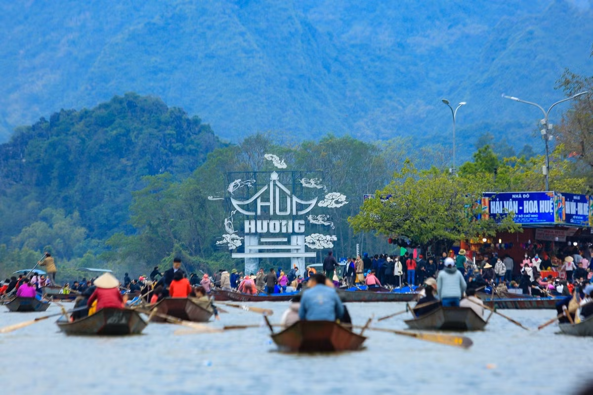 Lễ hội Chùa Hương kéo dài từ mùng 6 tháng Giêng đến hết tháng Ba âm lịch, trở thành sinh hoạt văn hóa – tín ngưỡng đặc sắc của vùng đồng bằng Bắc Bộ. Ảnh Internet