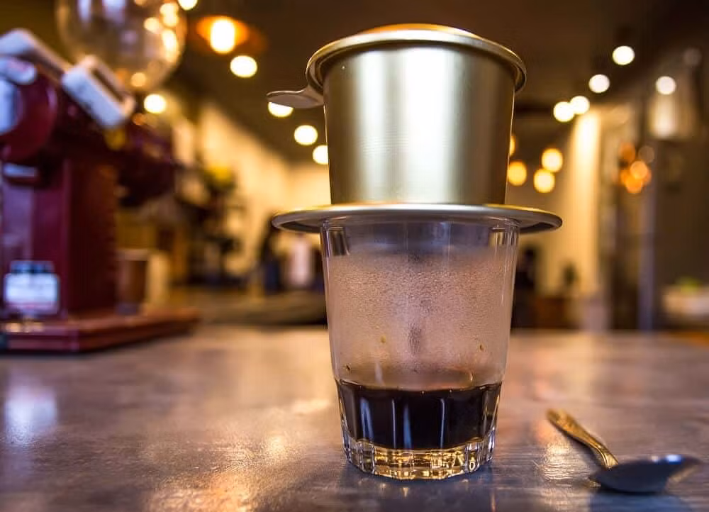 Pha cà phê tưởng đơn giản nhưng thực chất là cả một nghệ thuật. Khi chú ý đến cách pha và chọn nguyên liệu, ly cà phê không chỉ thơm ngon mà còn là “liều thuốc” tự nhiên giúp cơ thể khỏe mạnh. Thưởng thức đúng cách sẽ giúp mỗi buổi sáng bắt đầu trọn vẹn, vừa tỉnh táo vừa bổ dưỡng. Ảnh minh họa