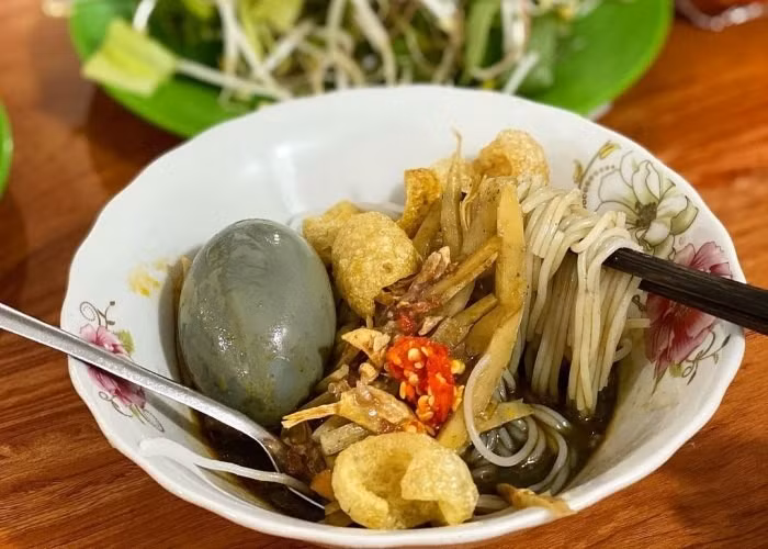 Đặc biệt, trứng vịt nấu cùng nước cua có màu sậm nâu bắt mắt, vị bùi và hương thơm lạ, là phần được nhiều thực khách “săn lùng” khi thưởng thức. Ảnh luhanhvietnam