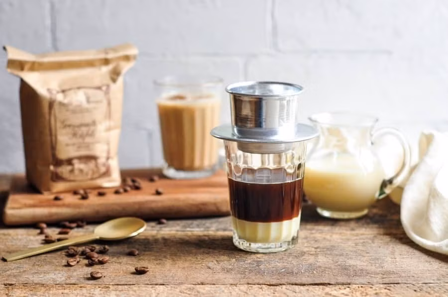 Bên cạnh đó, những người có bệnh lý về gan hoặc thận không nên uống cà phê sữa một cách tùy tiện. Caffeine được chuyển hóa qua gan và đào thải qua thận, do đó khi hai cơ quan này hoạt động kém, cơ thể sẽ khó xử lý lượng caffeine dư thừa. Ngoài ra, sữa còn chứa phospho – khoáng chất mà người bị suy thận thường được khuyến cáo hạn chế, để tránh gây áp lực cho chức năng lọc của thận. Ảnh minh họa