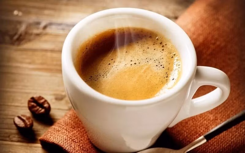 Ngoài ra, việc tiêu thụ cà phê sữa thường xuyên cũng có thể ảnh hưởng đến sức khỏe xương khớp. Caffeine được cho là có thể làm giảm khả năng hấp thụ canxi nếu dùng quá nhiều, trong khi sữa lại là nguồn cung cấp canxi quan trọng. Khi hai yếu tố này kết hợp, hiệu quả hấp thụ canxi có thể không như mong muốn, đặc biệt ở người cao tuổi, phụ nữ sau mãn kinh hoặc những người có nguy cơ loãng xương. Ảnh minh họa