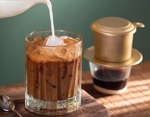 Một trong những nhóm cần đặc biệt lưu ý là người mắc bệnh tiểu đường hoặc đang ở giai đoạn tiền tiểu đường. Phần lớn cà phê sữa, nhất là cà phê pha sữa đặc, chứa lượng đường cao, dễ làm đường huyết tăng nhanh sau khi uống. Ảnh minh họa