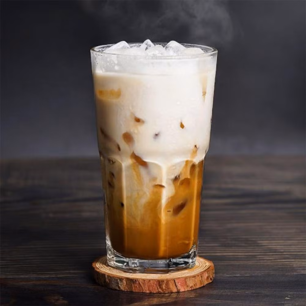 Với người không dung nạp lactose, cà phê sữa càng dễ gây rắc rối. Do cơ thể thiếu enzyme cần thiết để phân giải lactose trong sữa, việc uống cà phê pha sữa tươi hoặc sữa đặc có thể dẫn đến đau bụng, đầy hơi, tiêu chảy, ảnh hưởng trực tiếp đến sinh hoạt hằng ngày. Đây là lý do nhiều người dù rất thích cà phê sữa nhưng vẫn phải “nói không” với thức uống này. Ảnh minh họa