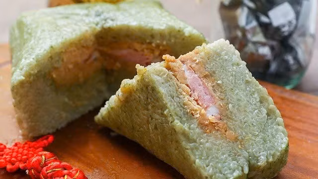 Không ít người cho rằng chỉ cần gọt bỏ phần bị mốc rồi đem chiên lại là có thể ăn tiếp. Thực tế, các sợi nấm mốc có thể lan sâu vào lõi bánh, phát tán độc tố mà mắt thường không nhìn thấy. Vì vậy, “vá lỗi” kiểu này không những không an toàn mà còn tiềm ẩn rủi ro lớn cho sức khỏe. Ảnh minh họa