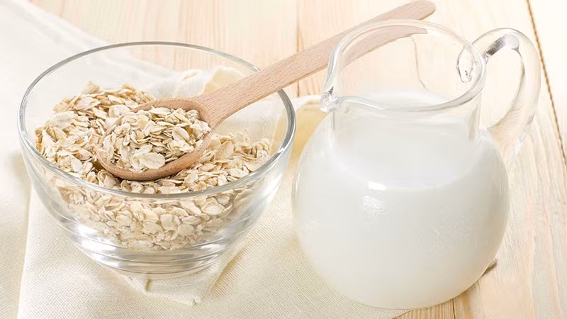 Đối với làn môi mỏng, dễ kích ứng, bột yến mạch xay mịn là lựa chọn hoàn hảo nhờ khả năng tẩy tế bào chết nhẹ nhàng mà không gây tổn thương. Ảnh minh họa