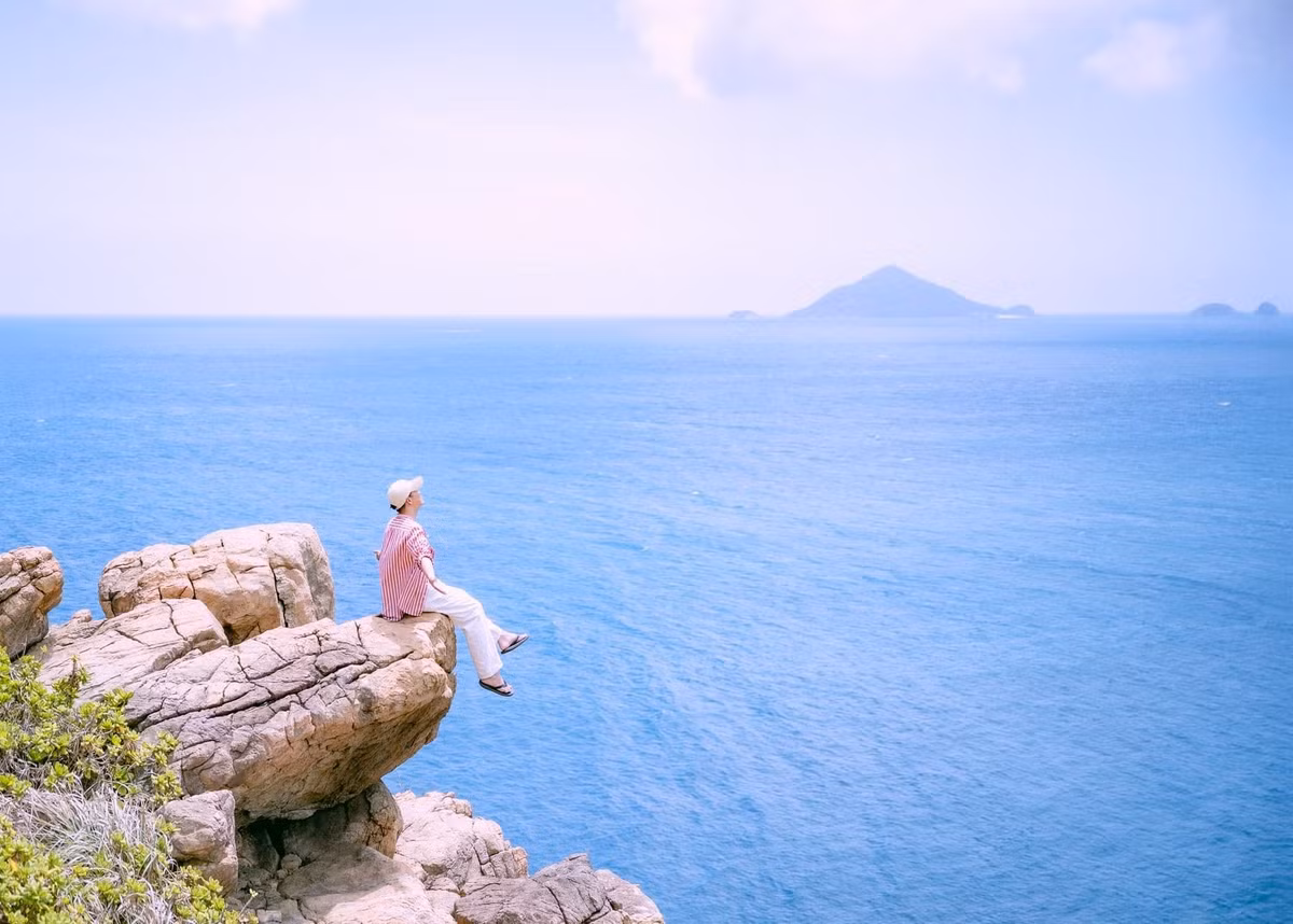 Du khách có thể đứng trên mỏm đá cao để thu trọn khung cảnh trời đất hòa quyện vào nhau, hay chọn ngồi bên những bãi đá thấp sát mặt nước để cảm nhận gió biển mơn man và tiếng sóng vỗ rì rào. Ảnh Blog của Rọt