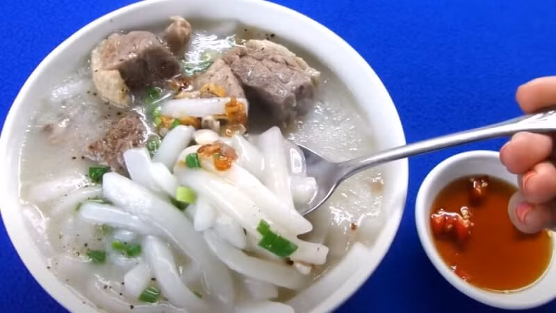 Bột xắt, nguyên liệu chủ đạo của món ăn, khi nấu chín có kết cấu dẻo, mềm, khác với bột lọc thông thường, vừa miệng khi ăn. Sợi bột xắt mềm mại, hơi dai, tạo cảm giác đặc trưng mà nhiều thực khách nhận xét tương tự như các loại bánh truyền thống ở Nhật hay sợi mì udon, nhưng vẫn giữ hương vị dân dã và giản dị của miền Tây Nam Bộ. Ảnh BHX
