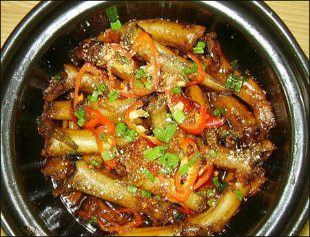 4. Cá bống dừa, lòng tong kho tiêu cùng hạt mít: Cá kho sền sệt nâu bóng óng ánh, từng lát hạt mít thấm nước mắm quánh nước màu, ngòn ngọt, mặn mà. Ảnh: HaLongTourism.com.
