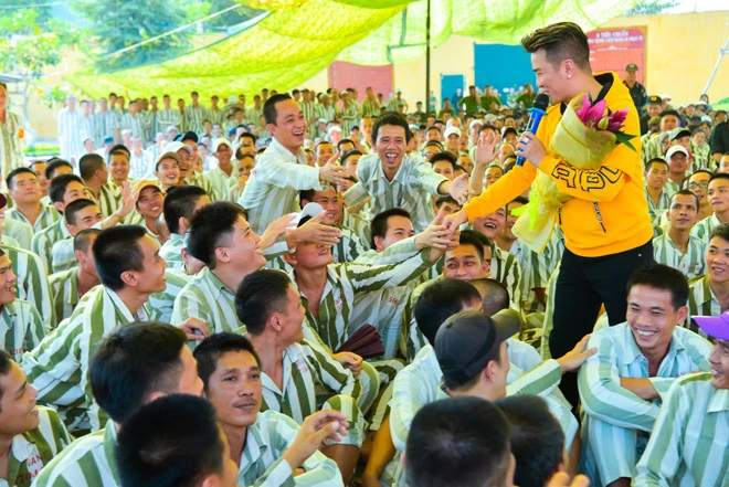 Mr. Đàm, Trường Giang vào trại giam làm điều đặc biệt ngày Tết