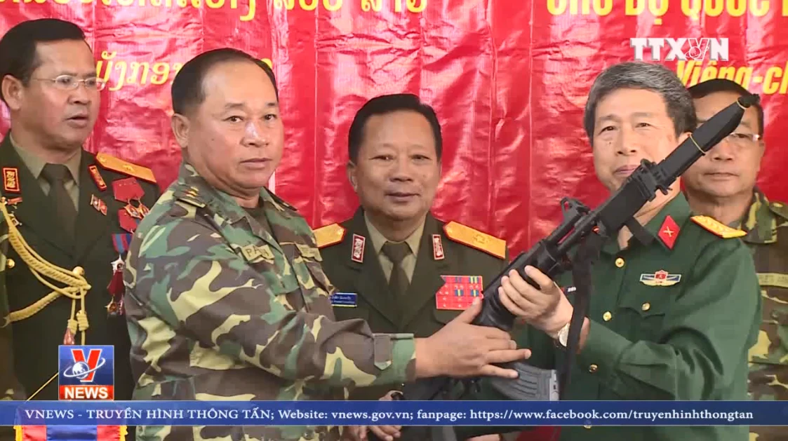 Quá tự hào, Việt Nam bàn giao súng trường Galil ACE cho Lào