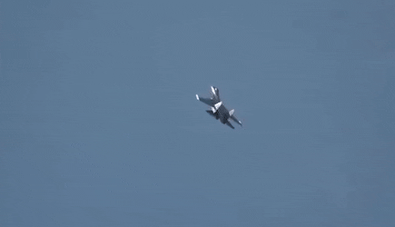 Ngay lập tức, chiếc chiến đấu cơ Su-35 mang đầy đủ vũ khí của Lực lượng Hàng không Vũ trụ Nga đã xuất kích.