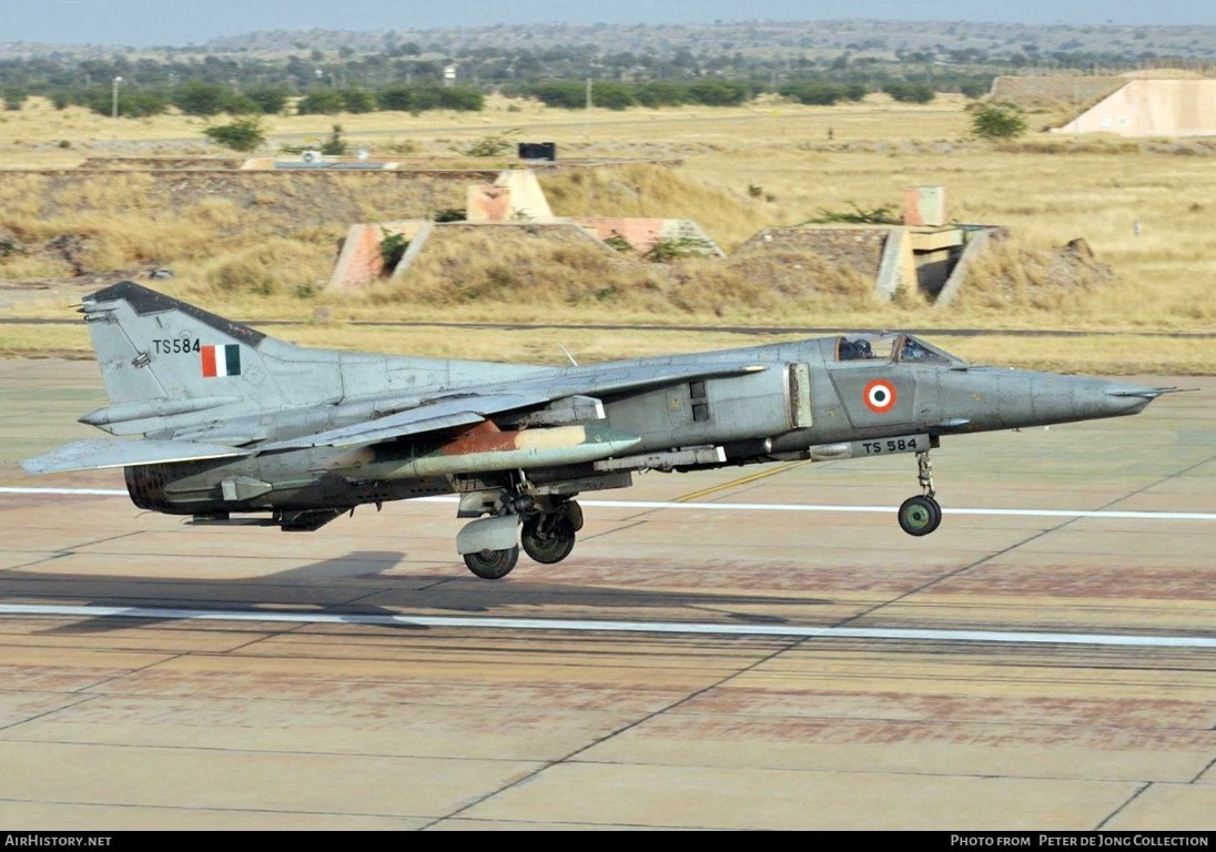Cường kích MiG-27 - huy hoàng cuối cùng của Mikoyan