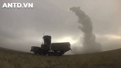  Nga chuyển tên lửa S-400 cho Ấn Độ sau khi hai nước đạt thỏa thuận trị giá 5,5 tỷ USD vào năm 2018. Được biết thương vụ này đã chịu sự phản đối kịch liệt từ Mỹ.