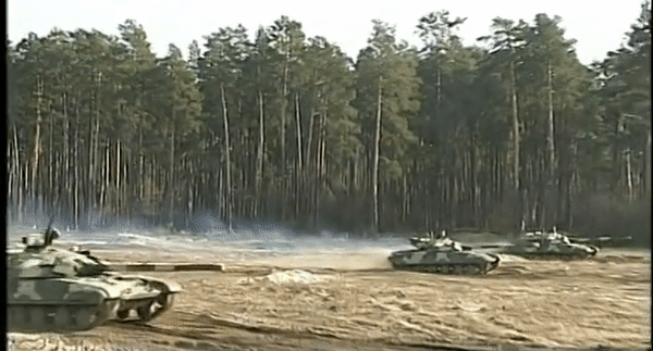 Vũ khí của T-64BM Bulat gồm pháo nòng trơn 125 mm với thiết bị nạp đạn tự động, phóng được tên lửa chống tăng có điều khiển Kombat do Ukraine tự sản xuất.
