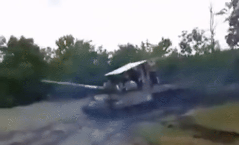 Hình ảnh "lão tướng" T-62M của quân đội Nga đang cơ động để đối phó với các mũi tiến công của quân đội Ukraine, sau khi nước này quyết định phản công lớn tại miền Nam với tâm điểm là Kherson.