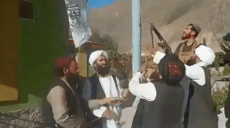 Lá cờ của Taliban đã chính thức tung bay tại tổng hành dinh của Mặt trận Kháng chiến Quốc gia Afghanistan tại thung lũng Panjshir vào hôm nay 6/9. Động thái này đánh dấu sự sụp đổ của phe kháng chiến.