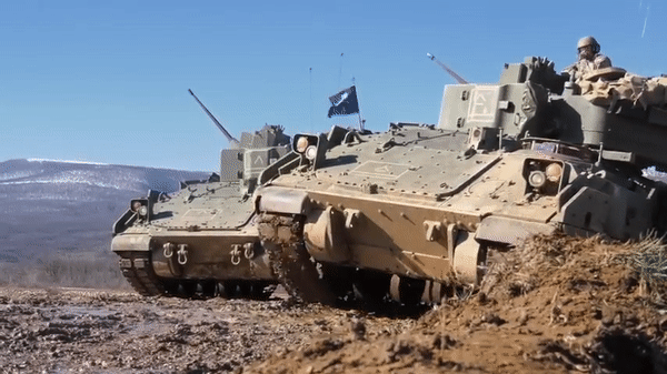 M2 Bradley đã trải qua một chương trình nâng cấp, bao gồm những cải tiến dựa trên kinh nghiệm hoạt động trong chiến tranh vùng Vịnh, cho đến nay trên 600 xe đã được nâng cấp.