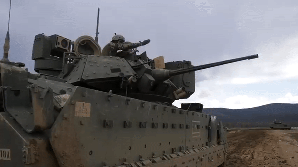 Thiết giáp M2 Bradley còn được trang bị hai thùng phóng lựu khói M257, tổng cộng chứa 8 quả đạn.