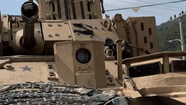 Hình ảnh hồi tháng 6/2023 cho thấy, một chiếc M2 Bradley đã cứu sống binh sĩ bên trong dù nó đã bị trúng tên lửa bắn ra bởi pháo phản lực BM-21 Grad.