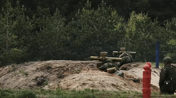 Khi thấy lực lượng tăng thiết giáp của Ukraine, các tổ đội chống tăng Nga dùng tên lửa 9M113 Konkurs tiêu diệt.