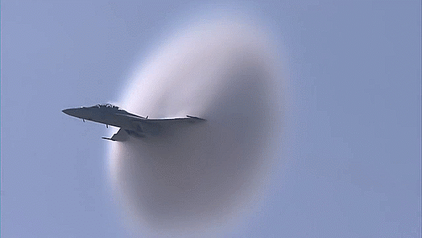 Cận cảnh tiêm kích F/A-18 của Không quân Hải quân Mỹ phá bức tường âm thanh để đạt tốc độ siêu âm. Nguồn ảnh: Pinterest.