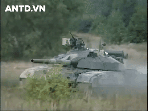 T-80 từng là xe tăng quốc bảo do Liên Xô chế tạo, lúc mới ra đời, T-80 là loại xe tăng với nhiều đột phá về công nghệ giáp lẫn động cơ.