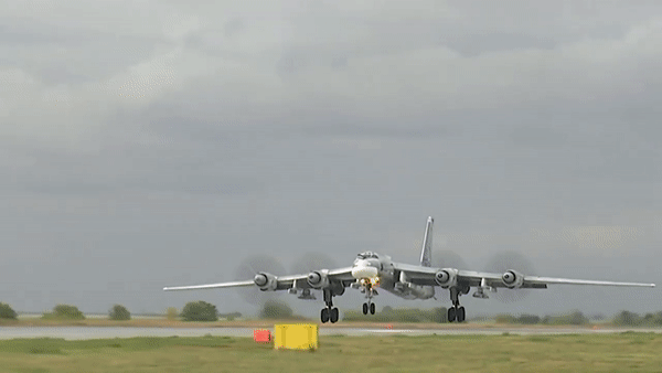 Mỗi chiếc máy bay chiến lược Tu-95MS có khả năng mang tối đa 6 tên lửa Kh-101 gắn bên ngoài.