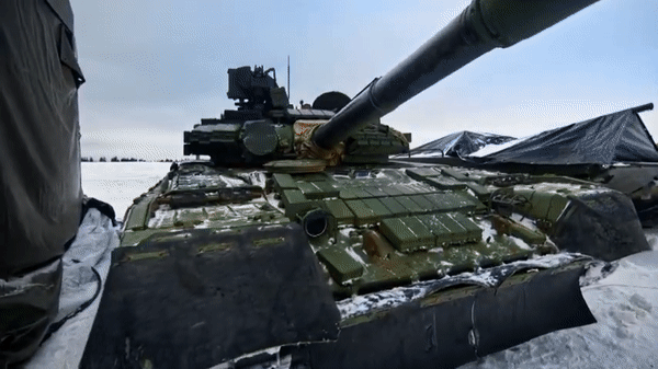 T-80BV vẫn sử dụng pháo chính 2A46 125 mm có khả năng phóng tên lửa chống tăng qua nòng pháo.