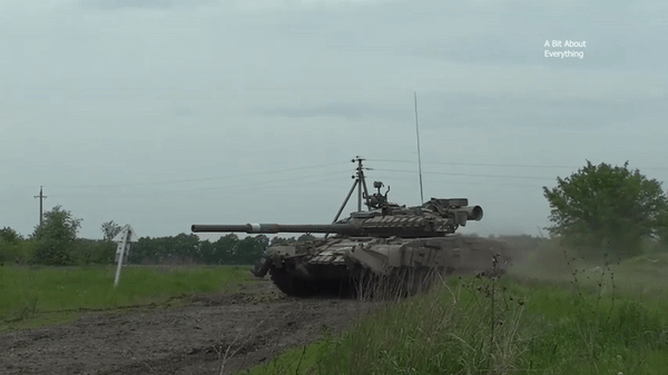 T-80BV được trang bị hệ thống điều khiển hỏa lực kỹ thuật số Sosna-U, hệ thống laser định tầm mới, máy ảnh nhiệt, kênh điều khiển tên lửa chống tăng riêng cho phép tác chiến linh hoạt hơn.