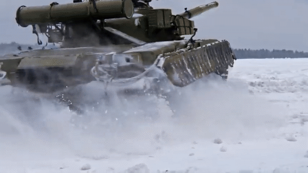 T-80BV được trang bị những khối giáp phản ứng nổ có định hướng nhằm làm nổ đầu đạn hoặc lệch hướng của vũ khí chống tăng nhắm vào xe.