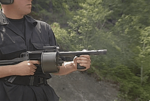 Thiết kế đặc biệt của súng shotgun Striker cho phép nó có thể bắn liên thanh theo kiểu bán tự động. Điều này giúp xạ thủ có thể tung hỏa lực dày đặc để áp chế đối phương trong thời gian ngắn.
