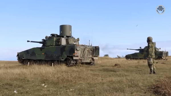 CV90 có vỏ giáp thép hàn, ở phía trước của thiết giáp này có thể chịu được đạn xuyên giáp cỡ 30mm bắn thẳng.
