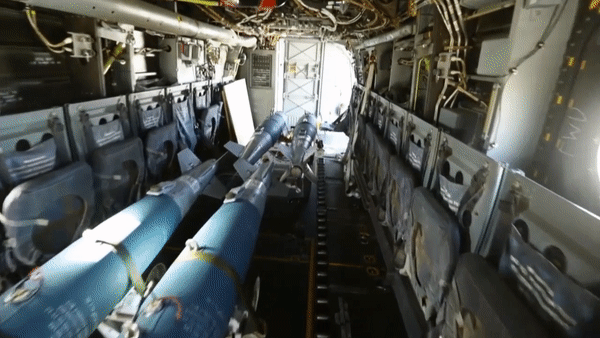 Bom GBU-31 JDAM có thể ném từ­ độ cao 8 - 24 km, do đó không đòi hỏi phi công phải hạ thấp máy bay để tìm mục tiêu, có thể cắt bom từ­ độ cao an toàn ngoài tầm tên lửa phòng không.