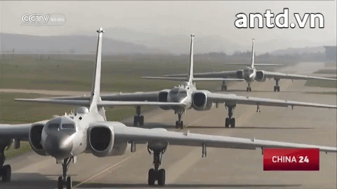 Những máy bay này sau đó được Global Times xác định là máy bay ném bom H-6J, có thể mang tới 6 tên lửa hành trình chống hạm và mẫu oanh tạc cơ H-6G cũ hơn có thể mang 4 tên lửa hành trình.